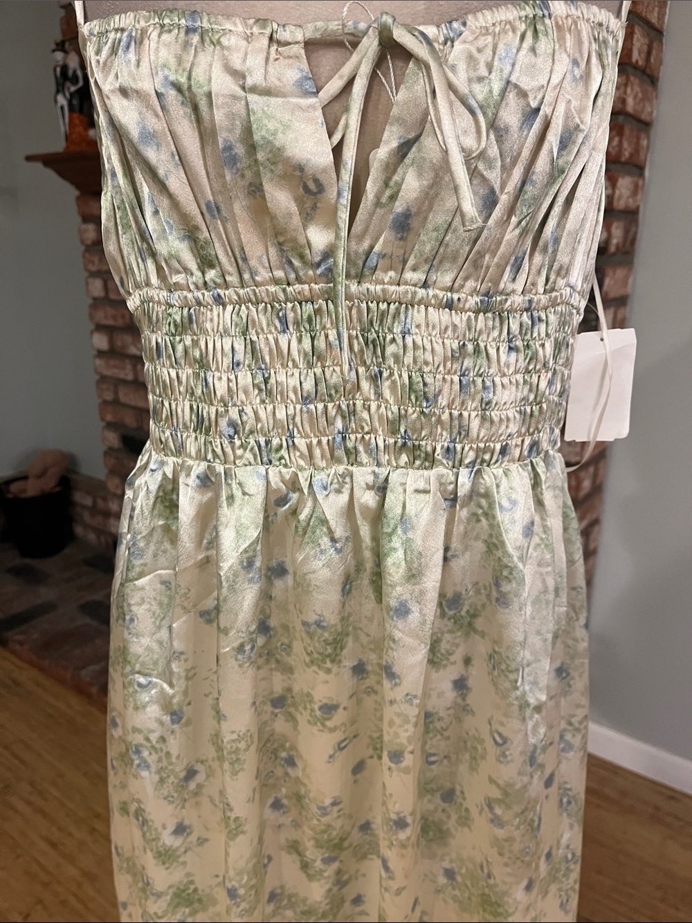 Astr NWOT $109 Sleeveless Florale Midi Dress in Cream and Light Green - Picture 2 of 4